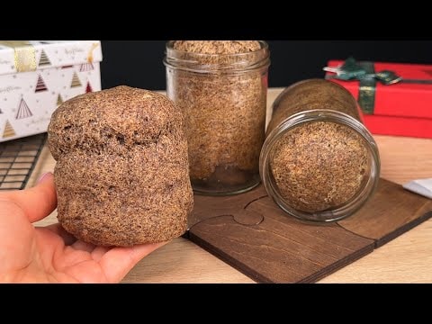 Pain noir aux graines de lin et amandes en bocaux — Un pain noir sans farine aux graines de lin, sésame, psyllium, chia et farine d'