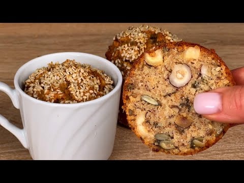 Pan de avena para desayuno en tazas — Pan de avena sin harina horneado en tazas de porcelana con avellanas, kéfir y hi