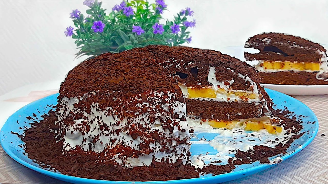 Bizcocho de cacao y plátano al microondas en 5 minutos — Esponjoso bizcocho de cacao al microondas con capas de crema agria montada, azúc