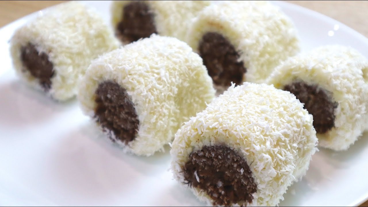 Kokos-Kakao-Rolle ohne Backen aus 3 Zutaten — Ein Kokos-Dessert mit Kondensmilch und einer Kakao-Schicht, ganz ohne Ofen. Drei