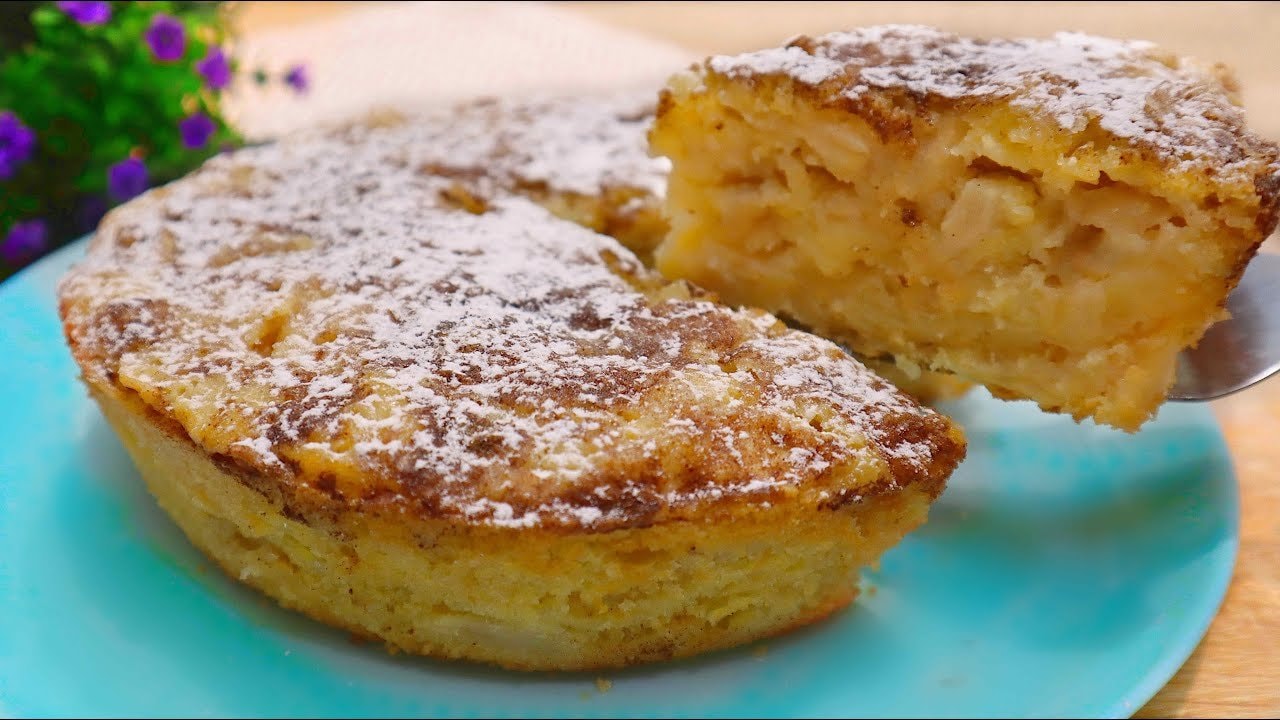Apfelkuchen mit mehr Äpfeln als Teig und Zimthaube — Ein Zimt-Zucker-Apfelkuchen, in dem die geriebenen Äpfel den Teig dominieren. Zi