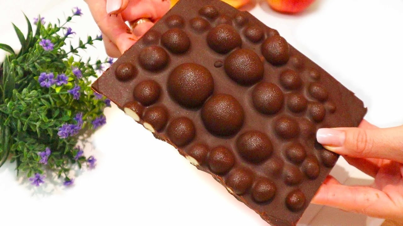 Tabletas de chocolate con burbujas de leche en polvo (2 ingredientes base) — Tabletas de chocolate con perlas de leche en polvo por dentro. Cocer las perlas 