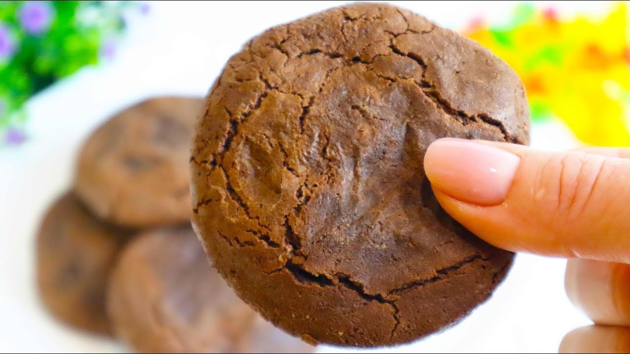 Glutenfreie milchfreie Kakao-Baisers aus 3 Zutaten — Knusprige Baiser-Kekse aus geschlagenem Eiweiß, Puderzucker und Kakao. Drei Zuta