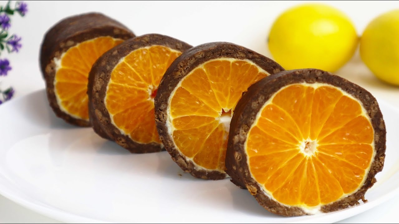 Roulé mandarine-ricotta sans cuisson à la croûte cacaotée — Un roulé sans cuisson à base de biscuits mixés, banane et cacao enroulé autour d