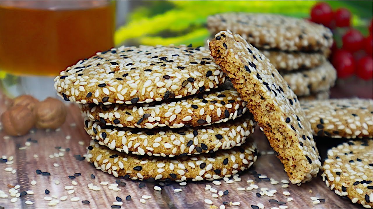 Biscuits amande-sésame de fête sans gluten ni sucre — De tendres biscuits de fête aériens à base d'amandes moulues, d'une cuillère de 