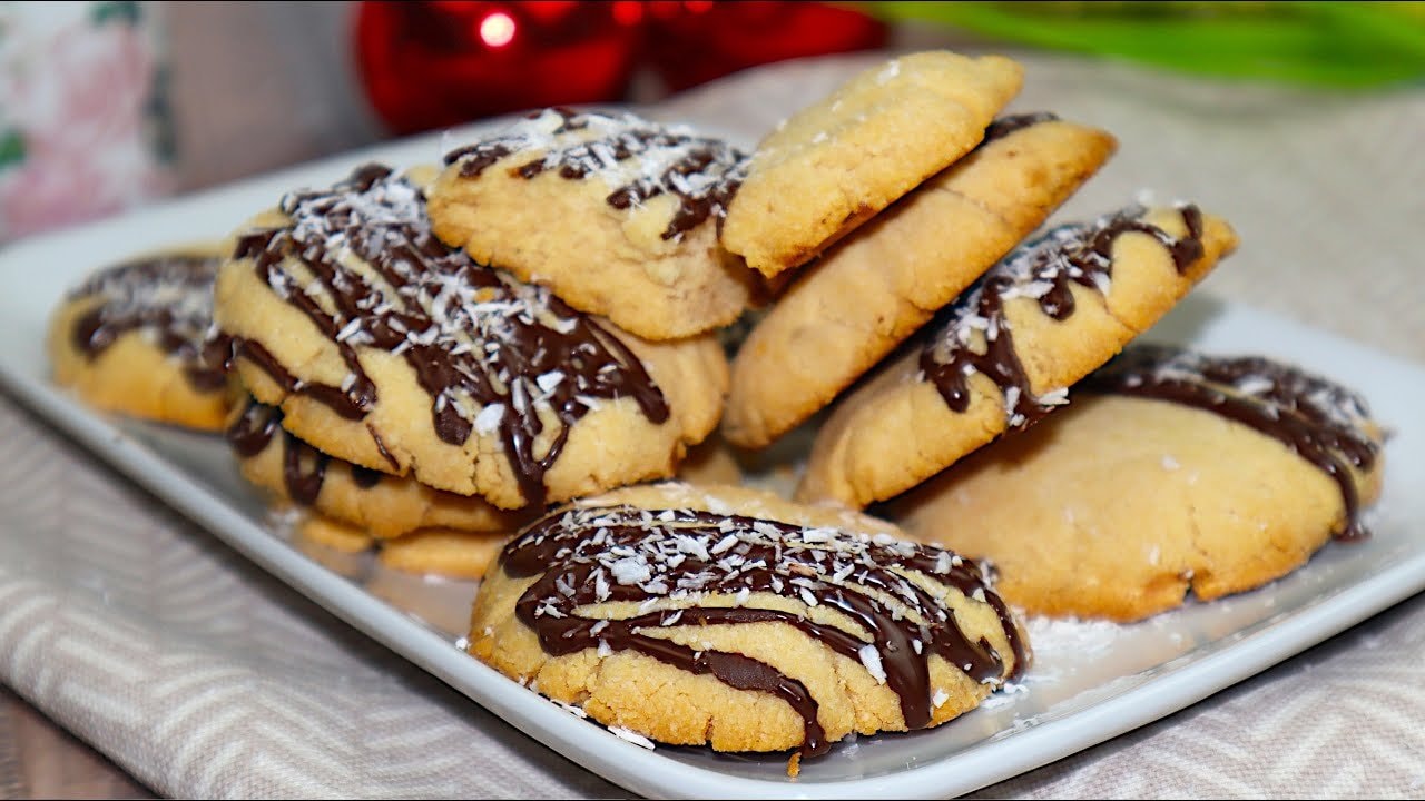 Glutenfreie Kokoskekse aus 3 Zutaten (ohne Zucker) — Mürbe Kokosmehl-Kekse, gesüßt mit Agaven- oder Ahornsirup. Glutenfrei und zucker