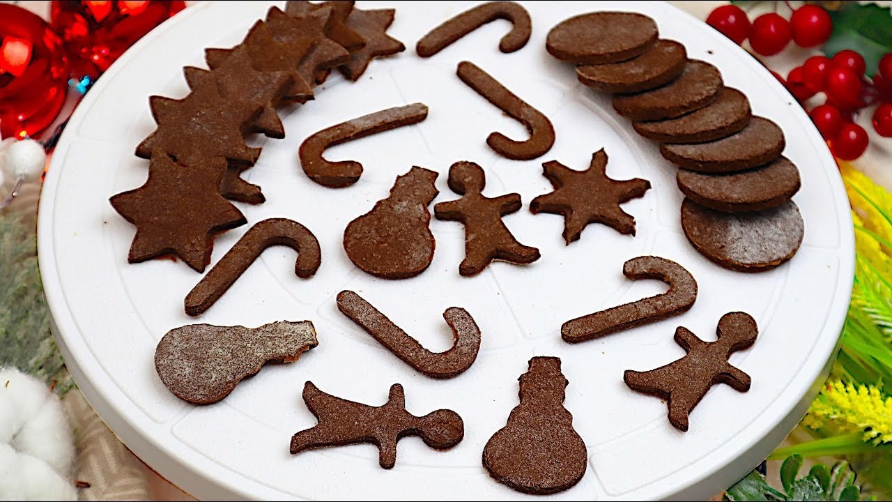 Galletas de chocolate y jengibre (sin gluten, sin azúcar) — Galletas especiadas de jengibre con canela, jengibre y cacao sobre una mezcla si