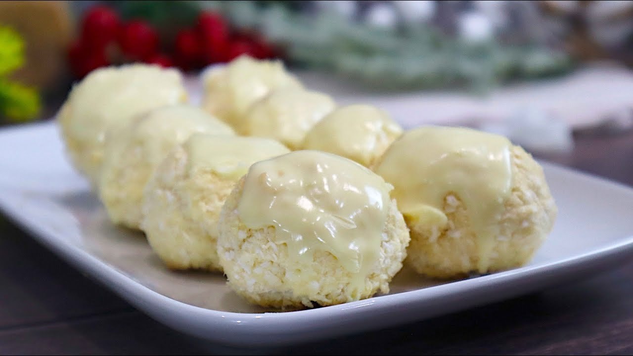 Keto-freundliche Kokosmakronen (Glutenfrei) — Weiche Kokosmakronen aus geschlagenem Eiweiß, Sirup, Kokosraspeln und Kokosmehl.