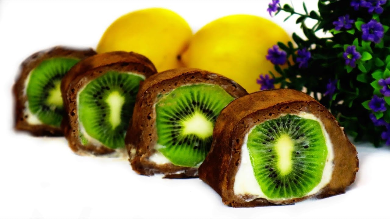 Rollo de pastel sin horno de kiwi, ricotta y plátano — Rollo de pastel blando con base de galleta y plátano, relleno de ricotta dulce c
