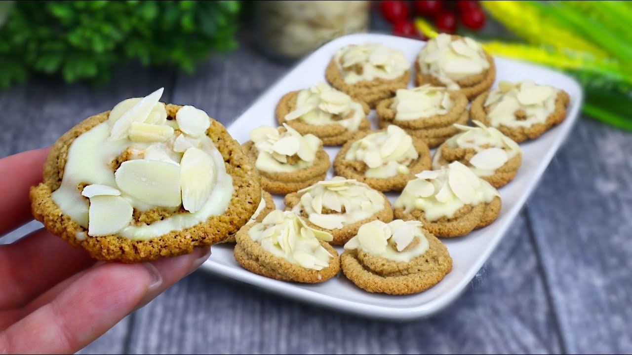 Galletas de almendra con limón y jengibre (sin gluten, sin azúcar) — Galletas aromáticas de harina de almendra con jengibre molido, ralladura de limó