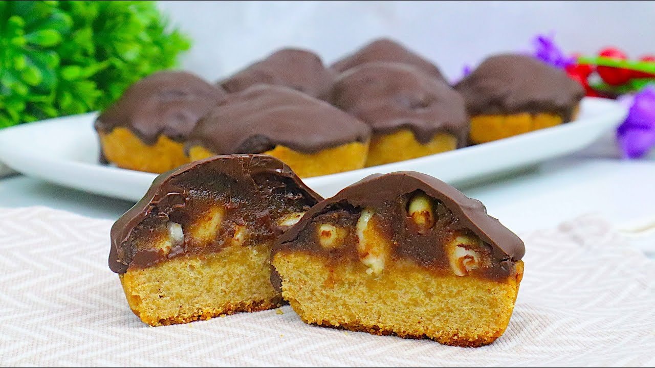 Erdnuss-Schokoladen-Riegel im Snickers-Stil, vegan — Hausgemachte Riegel im Snickers-Stil mit einer Reis-Mandel-Keksbasis, dicker Dat