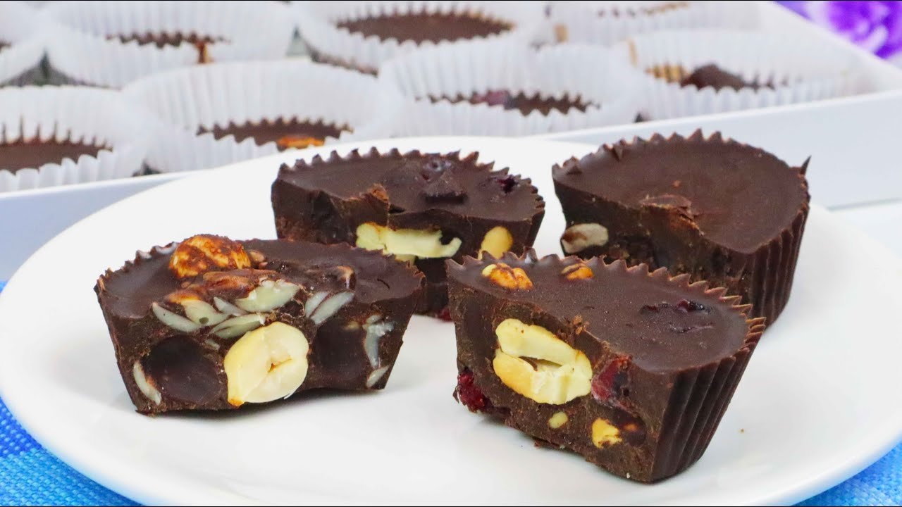 Hausgemachte Schokoladenpralinen in 5 Varianten, vegan — Temperierte hausgemachte Schokolade mit fünf Füllungen: Cashew-Cranberry, Haseln