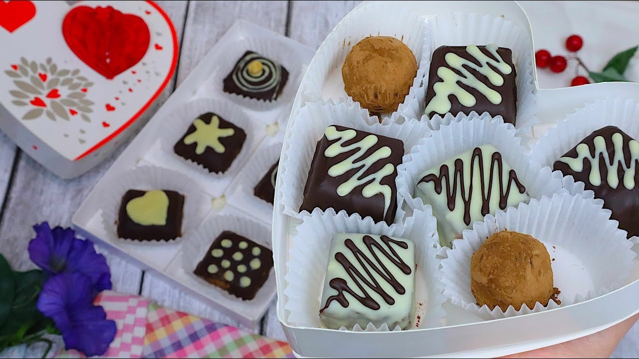 Bombones de anacardo con algarroba y cubitos de fudge de chocolate — Dúo para caja de regalo: bombones de anacardo tostado rebozados en algarroba y t