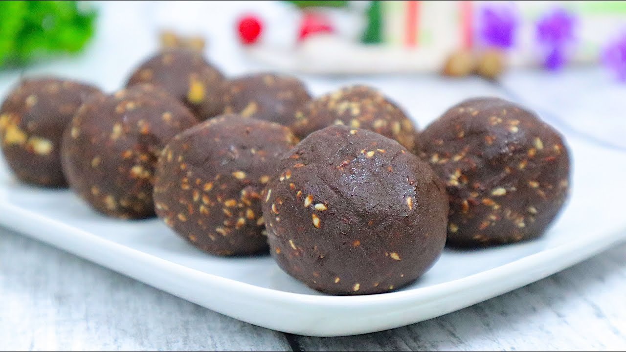 Sesam-Cashew-Schokoladentrüffel ohne Backen — Schokoladentrüffel aus geschmolzener Zartbitterschokolade, eingeweichten Datteln