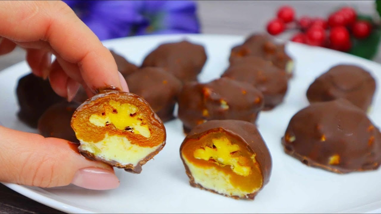 Bombones de orejones y nueces con 3 ingredientes (sin azúcar) — Orejones tiernos rellenos de nueces tostadas, bañados en chocolate blanco y choc