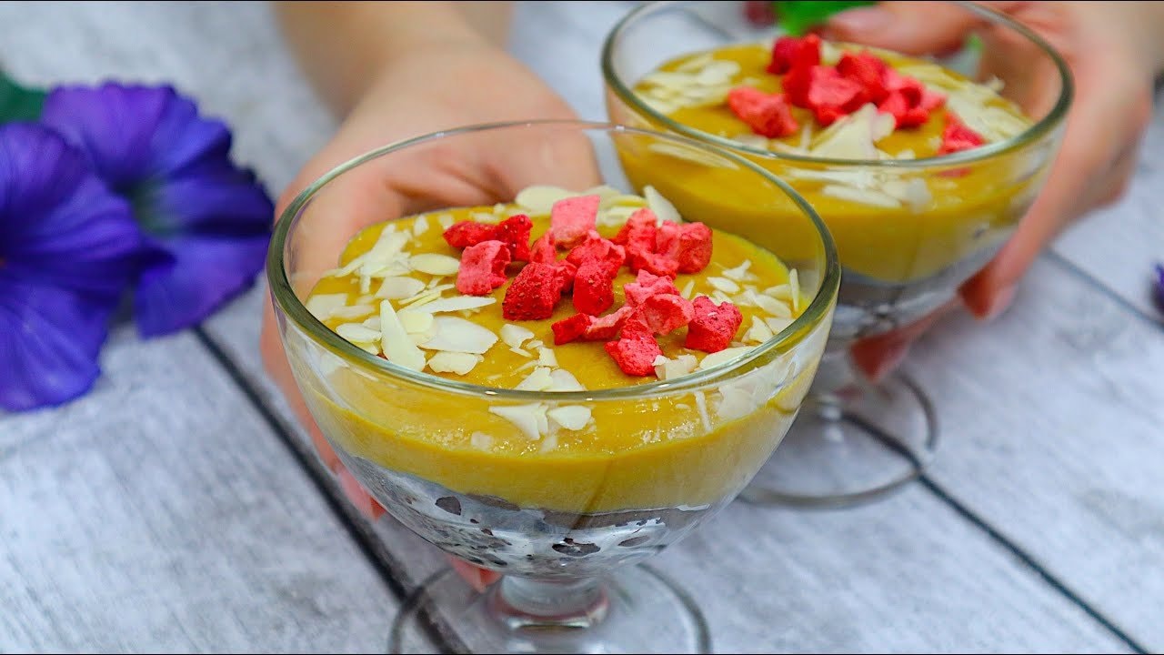 Geschichtetes Schokoladen-Avocado-Aprikosen-Parfait ohne Backen — Seidiges Schichtdessert im Glas: Schokoladen-Walnuss-Basis, Avocado-Bananen-Kaka