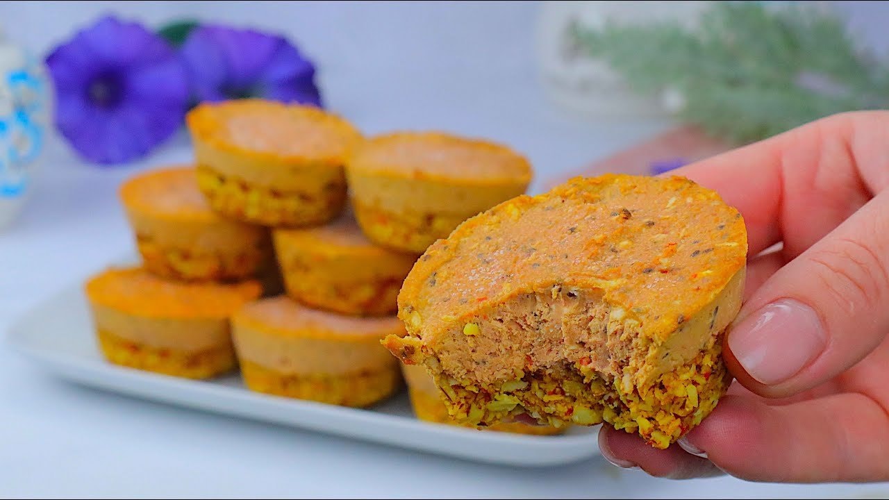 Tarta de queso cruda de fresa y anacardo sin horno (vegana) — Tarta de queso cruda de anacardo cremosa sobre una base tostada de almendra y co