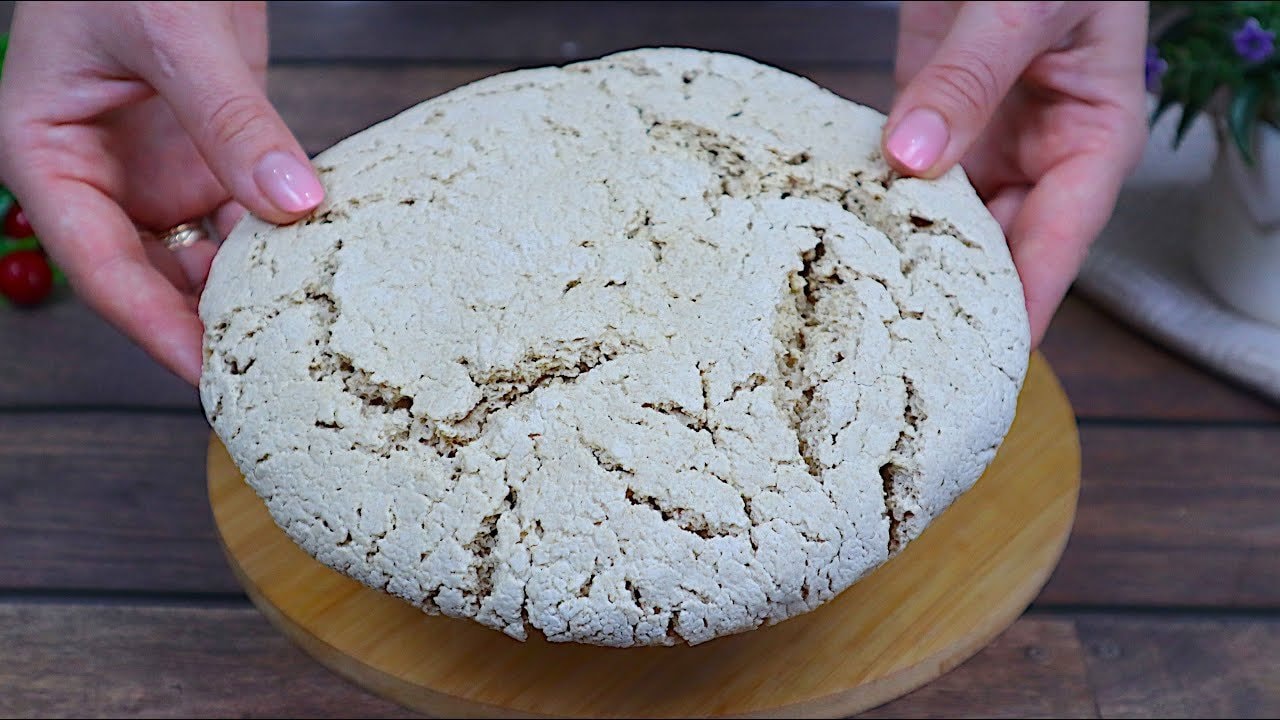 Pan sin gluten de trigo sarraceno y arroz con levadura (vegano) — Hogaza contundente sin gluten con levadura sobre harinas de trigo sarraceno verd