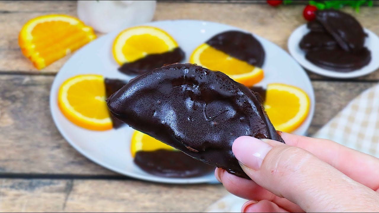 Kandierte Orangenscheiben in Schokolade aus 3 Zutaten — Glänzende Orangenscheiben, in Agavensirup bis zur Kandierung geköchelt und ansch