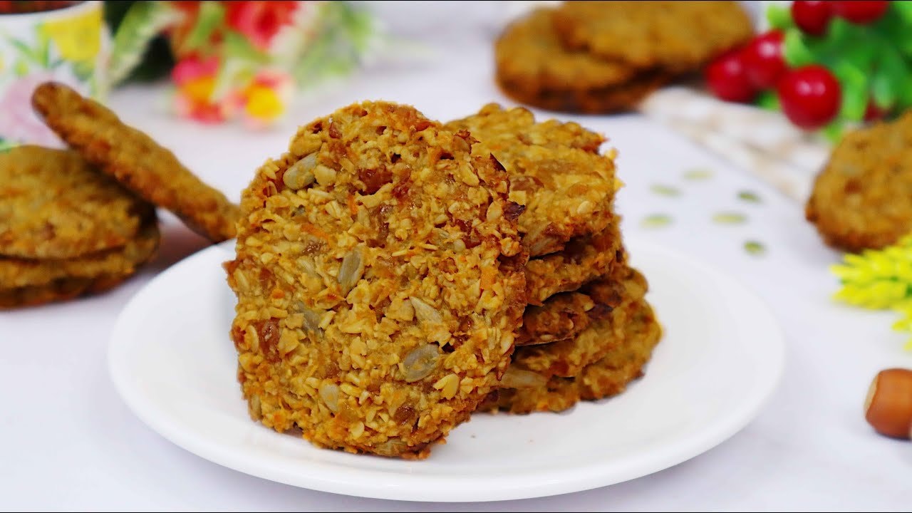 Eifreie Orangen-Haferkekse, zuckerfrei und vegan — Duftende Haferkekse mit pürierten Rosinen, frischem Orangensaft, Schale von zwei