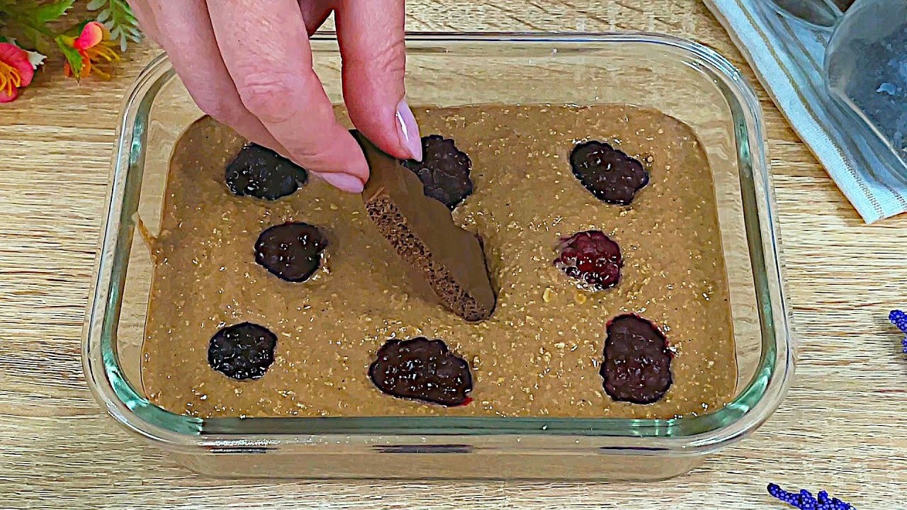 Mehlfreier gebackener Bananen-Kakao-Haferkuchen — Zarter, pürierter Haferkuchen mit zwei reifen Bananen, Kakao, Zimt und einem Löf