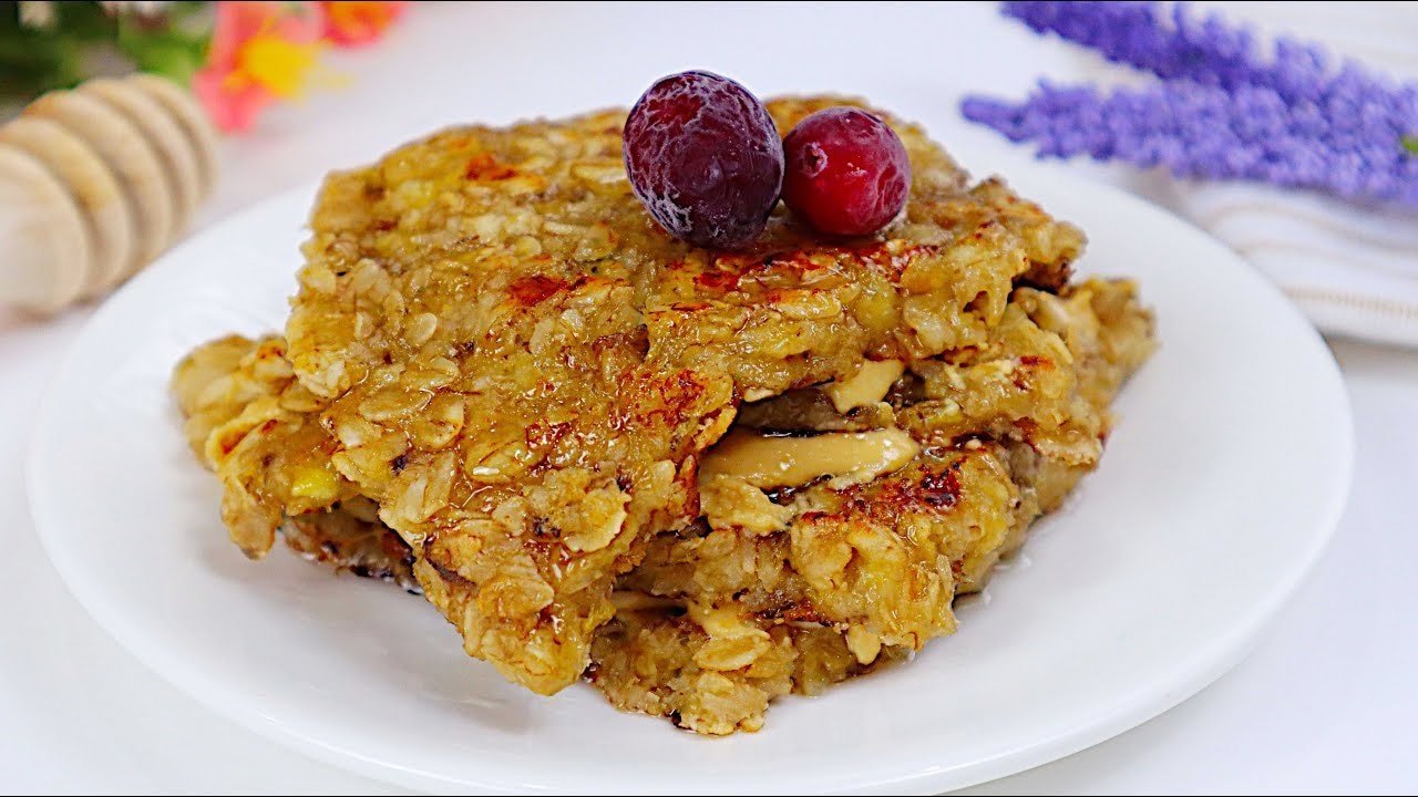 Pancakes banane-avoine véganes (3 ingrédients) — Pancake banane-avoine express à la poêle découpé en parts et arrosé de beurre de
