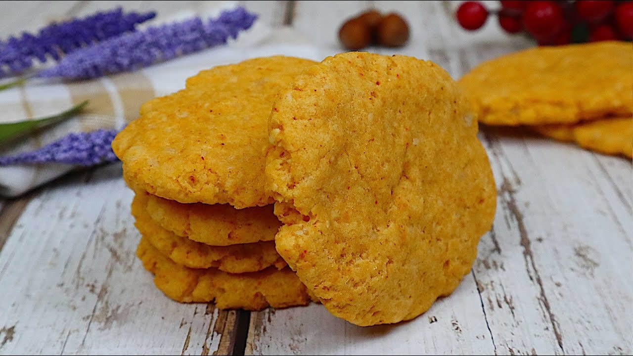 Glutenfreie Käse-Paprika-Mürbeteigkekse — Pikante Mürbeteigkekse mit Hartkäse, Butter und Paprikapulver auf einer glutenfr