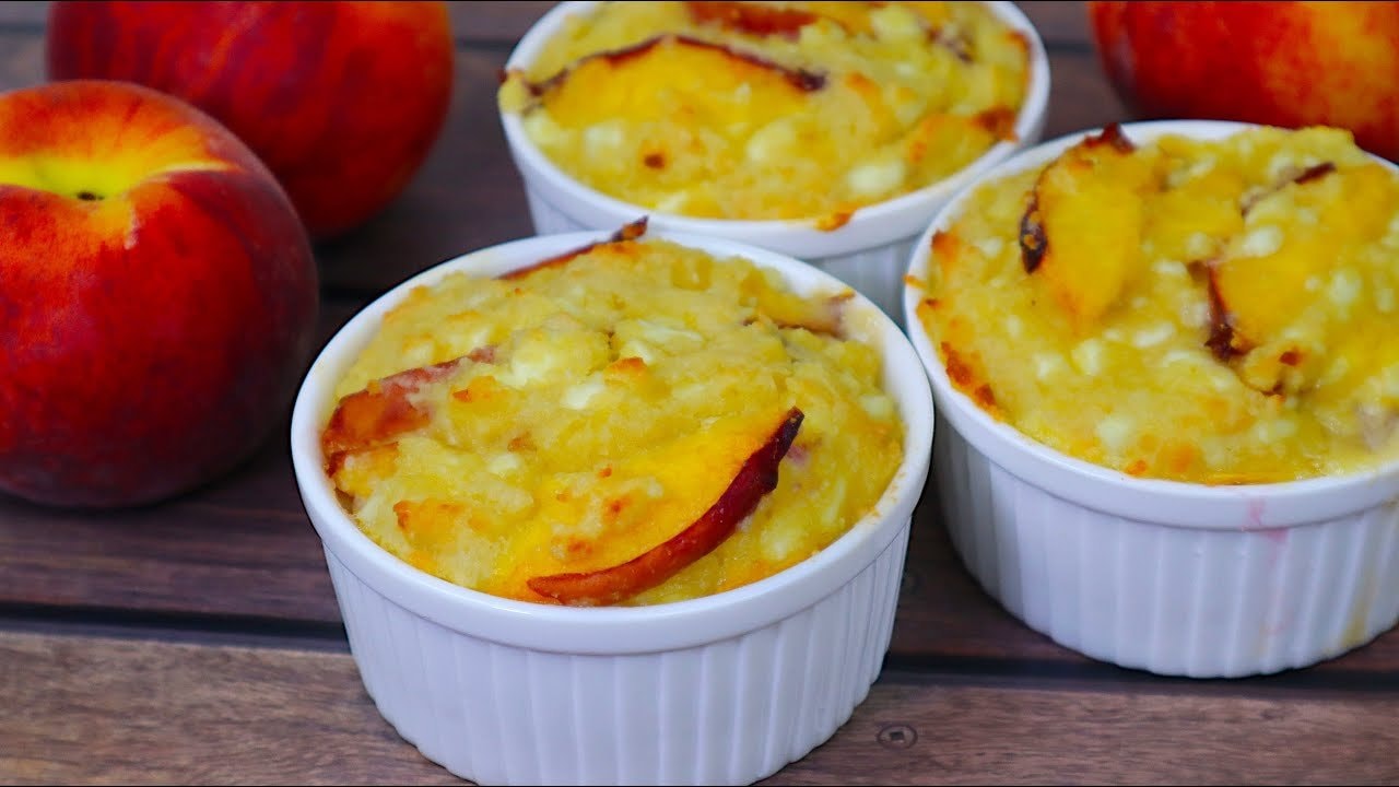 Keto-Pfirsich-Mandel-Hüttenkäsekuchen — Cremiger Keto-Hüttenkäsekuchen auf einem Mandelmehl-Boden, belegt mit saftigen P