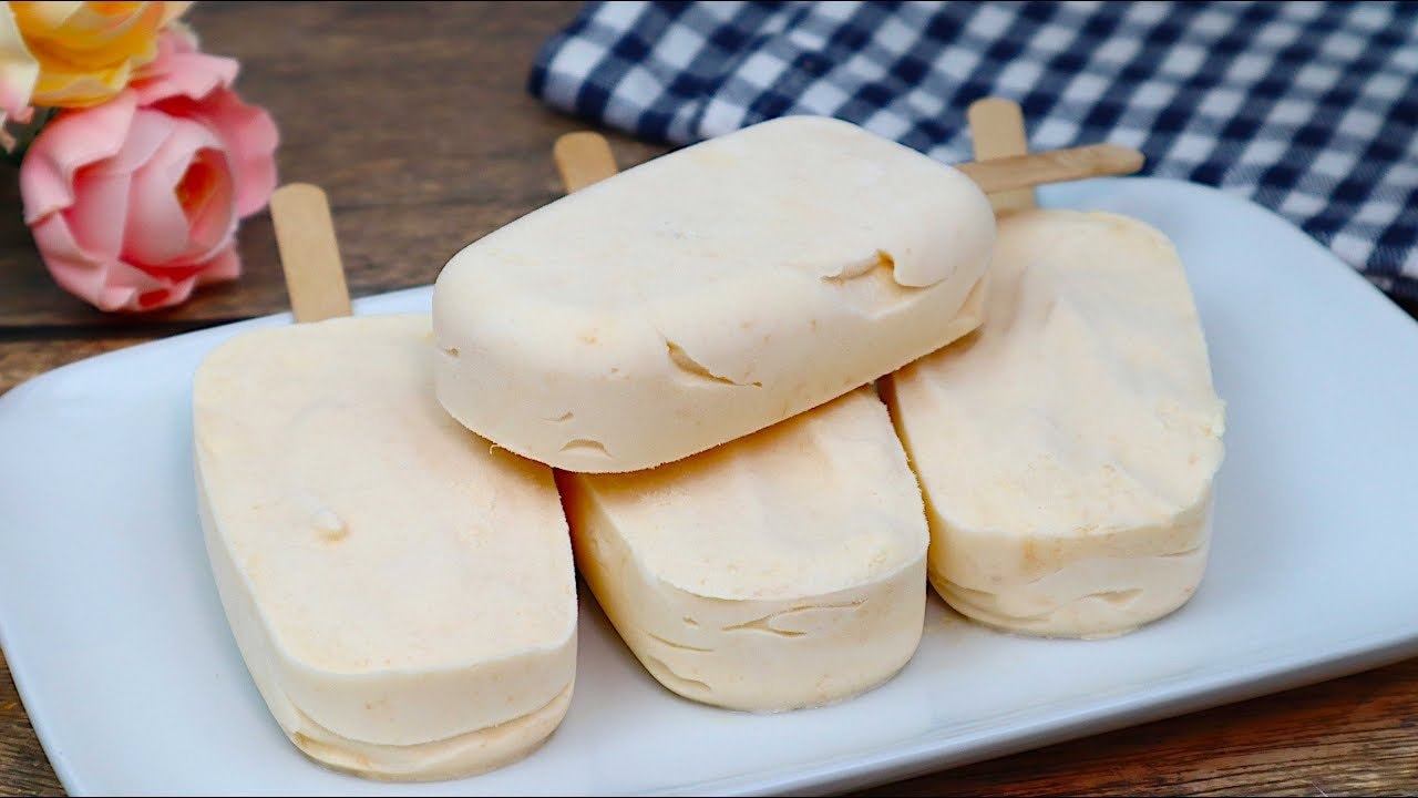 Glace cétogène à la pêche et à la crème (2 ingrédients) — Glace aérienne à base de crème fouettée incorporée à une purée de pêches sucrée 