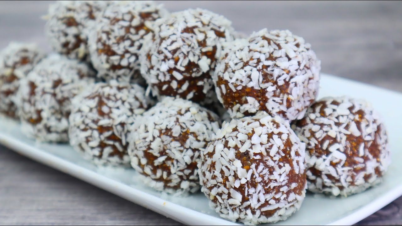 Vegane Chia-Kokos-Dattel-Bonbons aus 3 Zutaten — Kleine ungebackene Bonbons aus pürierten Datteln, Kokosraspeln und Chiasamen, in
