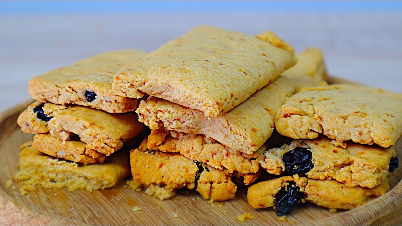 Galletas quebradas de nueces y pasas sin gluten — Galletas quebradas con una mezcla de harina sin gluten, nueces y pasas hidratada