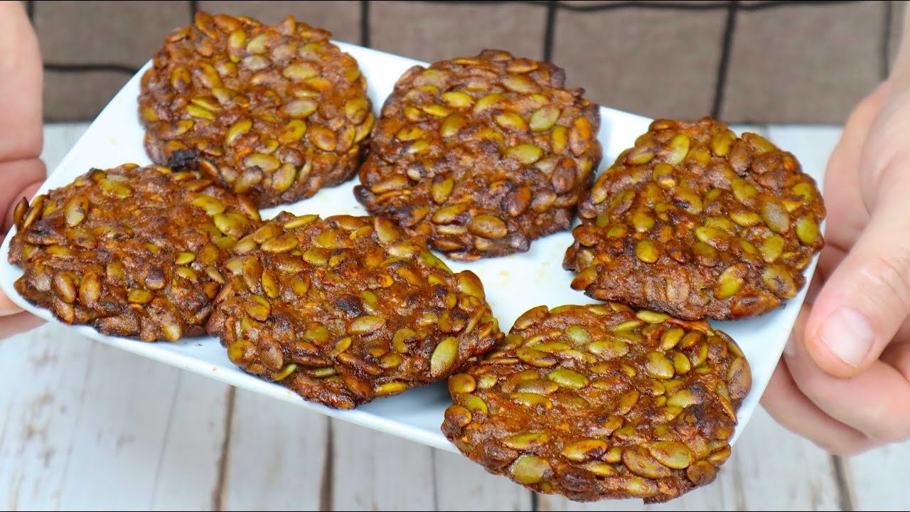 Bananen-Kürbiskern-Kekse aus 3 Zutaten — Süßigkeitartige Kekse, gemixt aus reifen Bananen, Kürbiskernen und einem Löffel 
