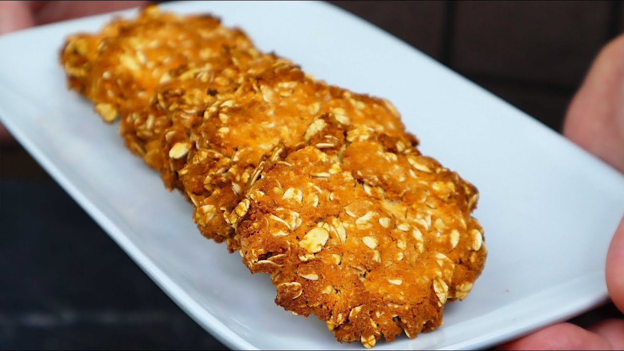 Galletas de desayuno de avena y coco sin harina — Galletas sencillas con avena y harina de coco ligadas con dos huevos y ligeramen