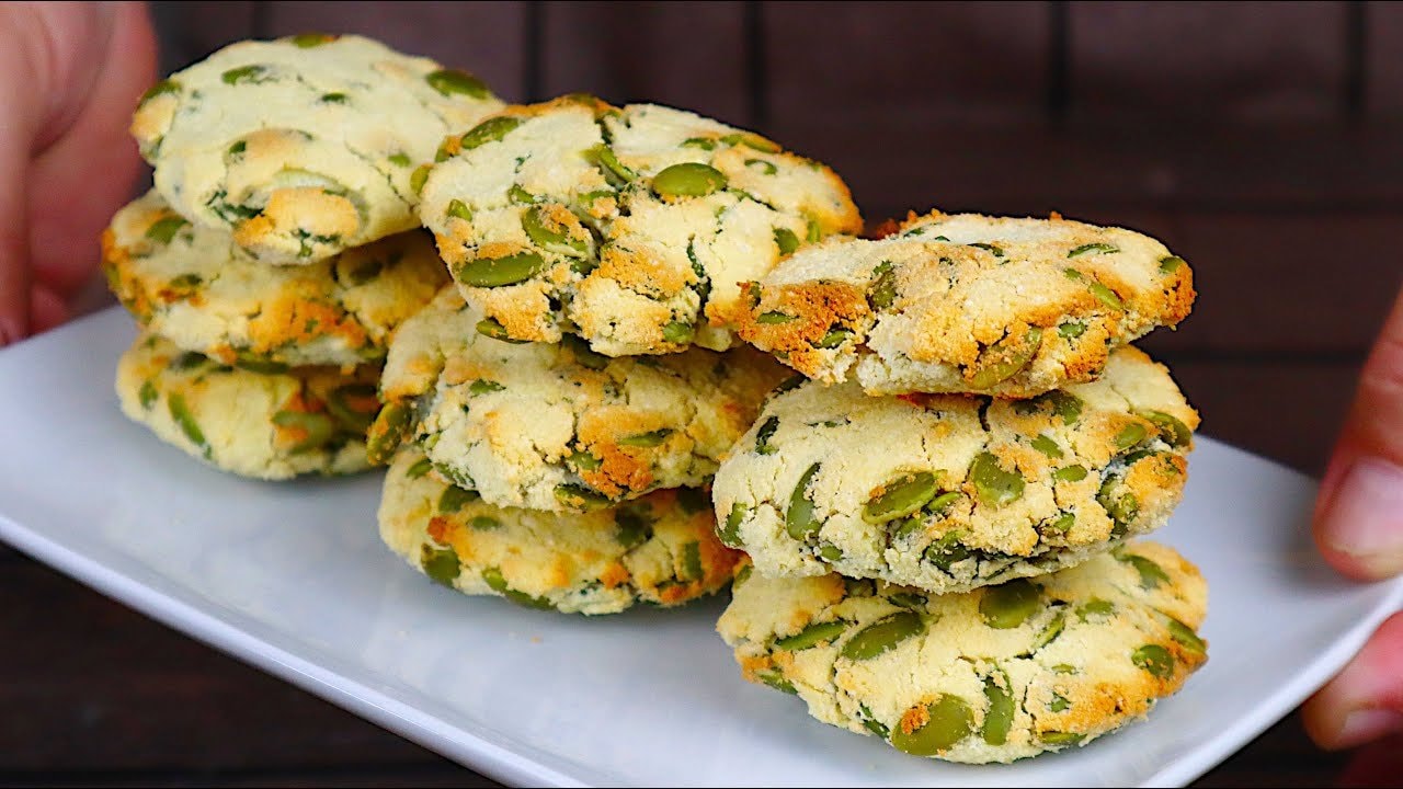 Galletas altas en proteínas de semillas de calabaza y harina de coco — Galletas saciantes para la hora del té con semillas de calabaza tostadas, harina