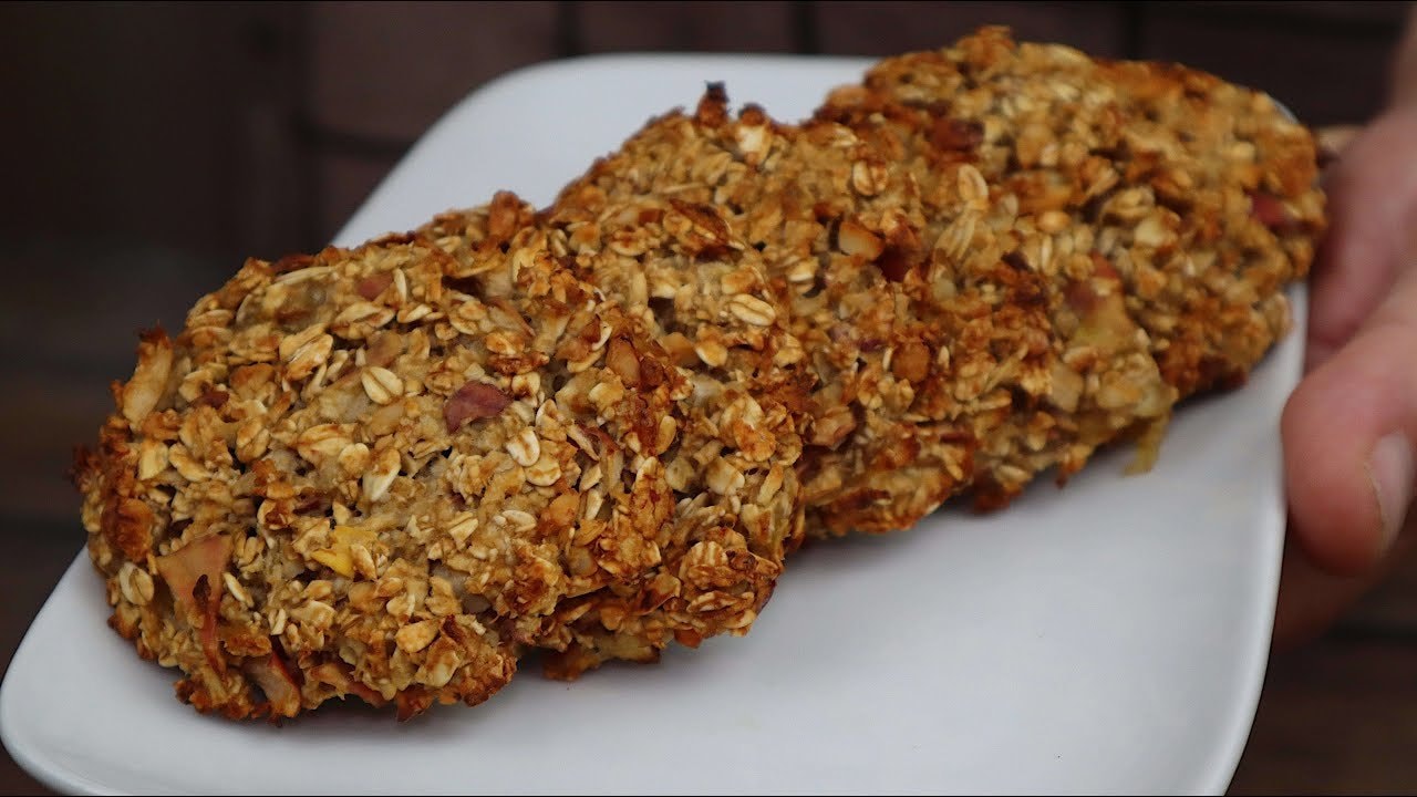 Galletas sin huevo de manzana, plátano, cacahuete y avena — Galletas frutales de desayuno sin huevo mezcladas con avena, cacahuetes, plátano