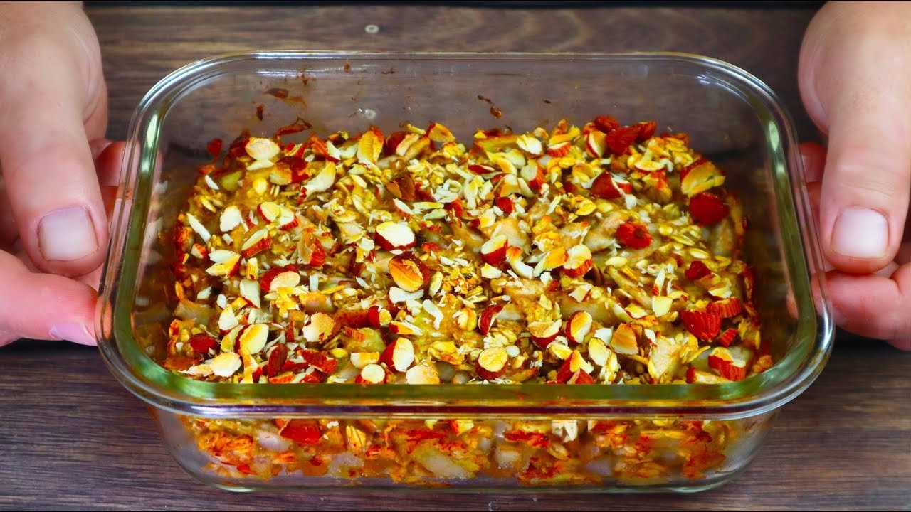 Porridge d'avoine banane-poire-amandes au four — Porridge rassasiant cuit au four, mixé à partir de bananes mûres, de poire et de