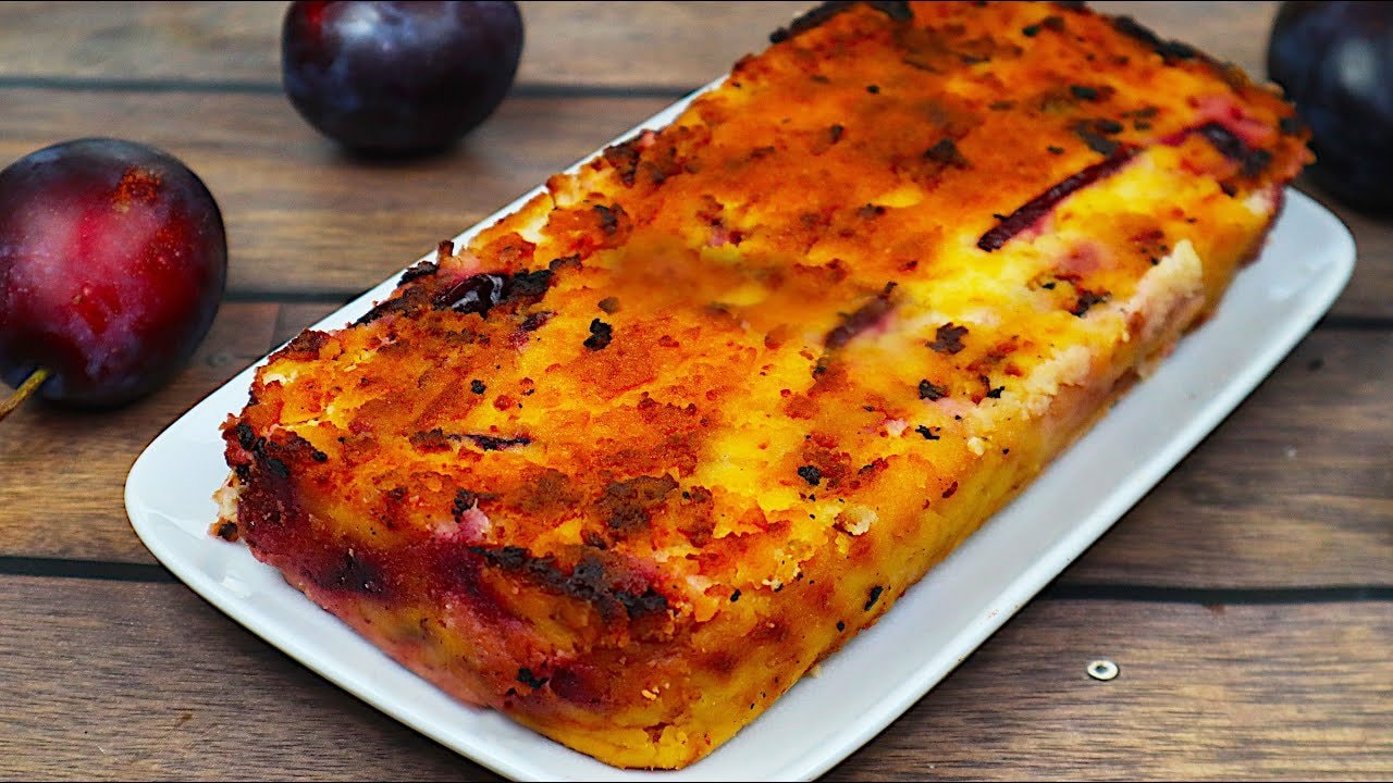 Gâteau aux prunes, yaourt et coco sans sucre — Gâteau sans farine moelleux avec 800 g de prunes fraîches cuites sur une base ya