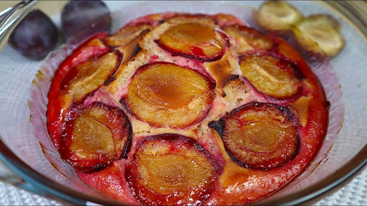Gâteau prune-amande au yaourt sans gluten (sans sucre) — Gâteau tendre aux prunes cuit avec farines d'amandes et de riz, yaourt et érythr