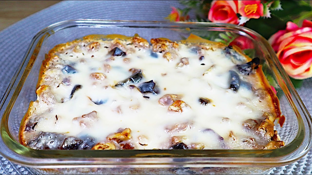 Tarte aus Reismehl mit Pflaumen, Walnüssen und Banane (ohne Zucker) — Eifreie Reismehl-Tarte mit eingeweichten Trockenpflaumen, Walnüssen und Banane. 
