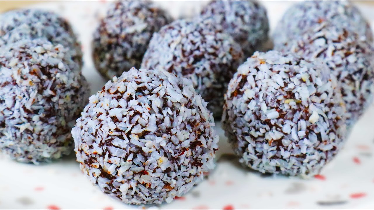 Truffes sans cuisson pruneaux-amandes-cacao (sans sucre) — Truffes soyeuses sans cuisson avec pruneaux trempés, amandes moulues et cacao, r