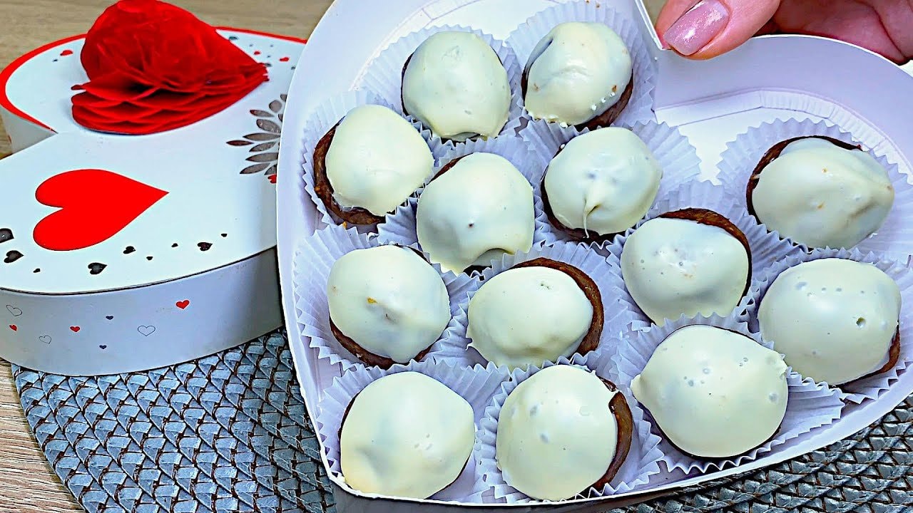 Kürbis-Dattel-Mandel-Trüffel mit weißer Schokolade — No-Bake-Trüffel aus gegartem Kürbis, Datteln, Orangenzeste und Mandeln, mit gesc
