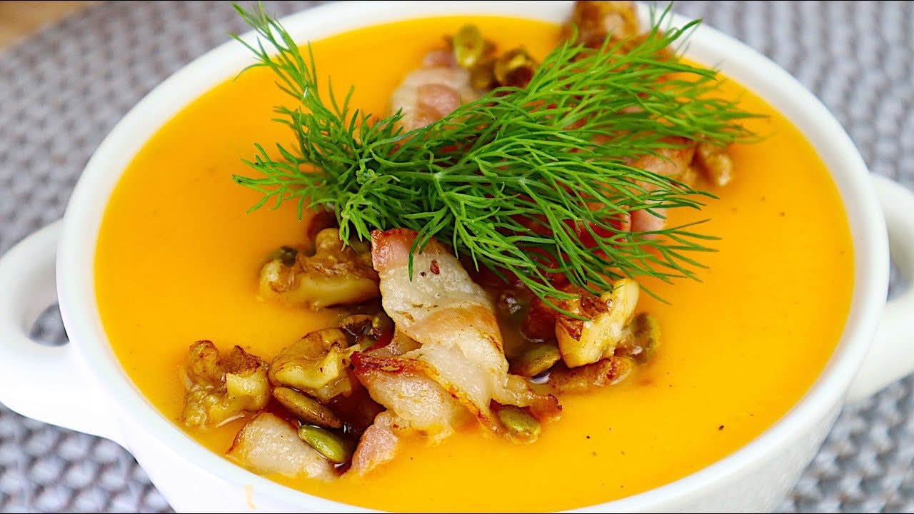 Velouté de potiron au bacon et aux graines — Soupe veloutée au potiron avec carotte, pomme de terre et ail, terminée par de l