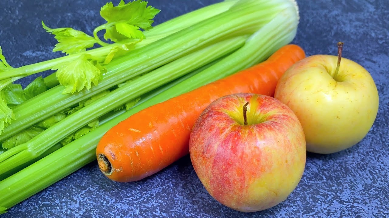 Ensalada de zanahoria, apio, manzana y queso con aliño de mostaza — Ensalada crujiente estilo coleslaw con zanahoria y apio rallados, manzana y ques