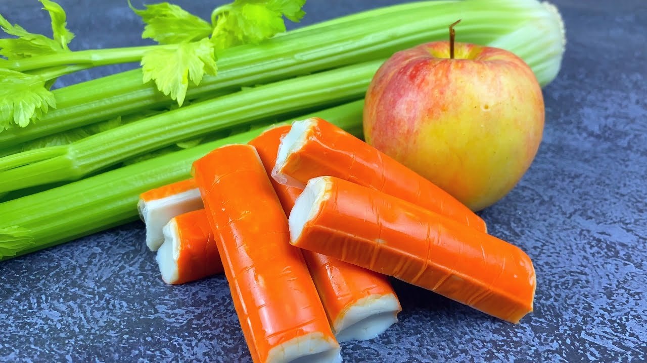 Krabben-Sellerie-Apfel-Salat mit Joghurt-Dressing — Leichter, knackiger Salat mit Surimi, Sellerie, gekochten Eiern und frischem Apf