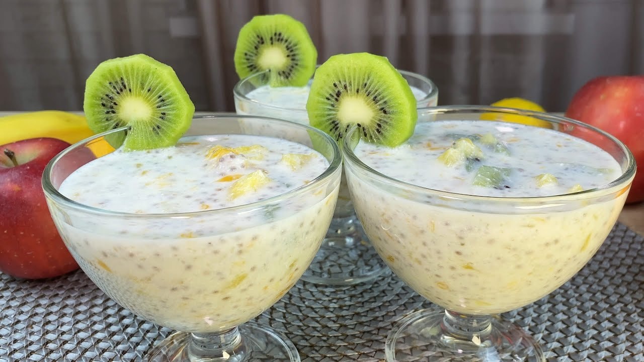 Vasitos de requesón con piña y kiwi altos en proteínas — Vasitos de desayuno cremosos sin horno con requesón, yogur y semillas de chía, s