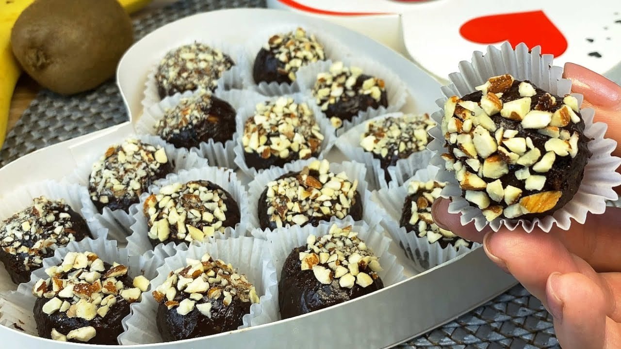 Trufas sin horno de dátiles, ciruelas pasas y almendras con cacao — Trufas sin horno de textura fundente con dátiles remojados, ciruelas pasas y alm