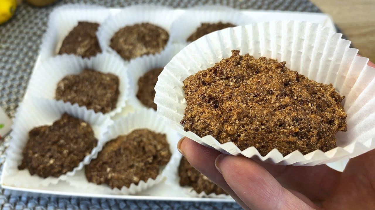 Galletas de merengue navideñas con nueces y cacao (sin harina) — Galletas ligeras y crujientes de merengue con nueces molidas y cacao, endulzadas