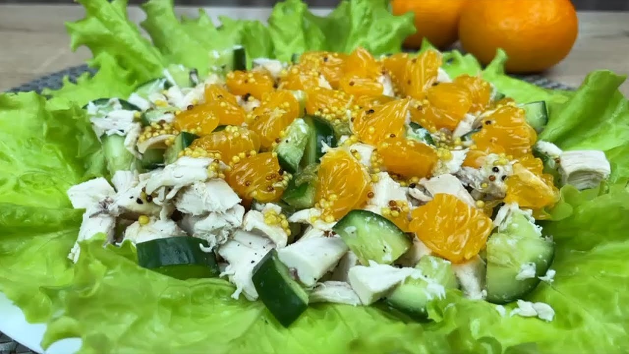 Eiweißreicher deutscher Hähnchen-Mandarinensalat (Ohne Mayo) — Frischer Hähnchensalat mit knackigen Gurken, süßen Mandarinen und einer Senf-Hon