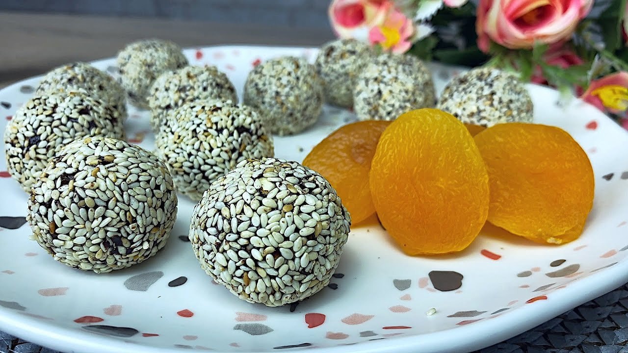 Aprikosen-Cashew-Trüffel aus 3 Zutaten, ohne Backen — Zähe Trüffel aus getrockneten Aprikosen mit gerösteten Cashewkernen und geschmol