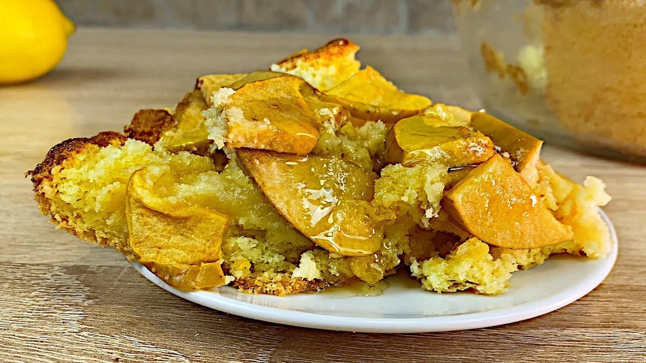 Luftiger glutenfreier Apfel-Charlotte-Biskuitkuchen — Luftige glutenfreie Charlotte mit aufgeschlagenen Eiern, Reismehl und frischen Ä